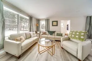 Walk to Lake Pet-Friendly Cottage in Jamestown! - 米德维尔