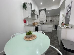 Chic 2BR Retreat With Free Parking