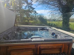 Contemporary Dublin Suite with hot tub
