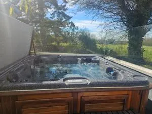 Contemporary Dublin Suite with Hot Tub - Chapelmidway