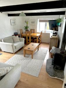 Romantic log-burner Cornish Cottage private garden dogs welcome