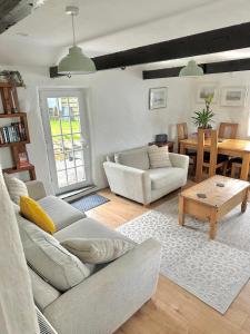 Romantic log-burner Cornish Cottage private garden dogs welcome