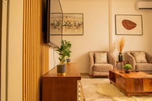 Serene Hi Apartments