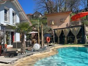 B&B / Chambres d'hotes a La Marc'Quize chambres d'hotes, piscine a debordement en exterieur et partagee, bain nordique a 38 degres en prestation supplement sur reservation horaire anticipee 1 place de parking sur reservation horaire et anticipee : photos des chambres