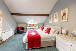 KATHERINES COURT - Spacious Apartment with Rolling Hill Views