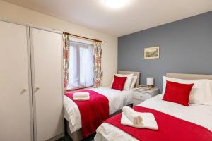 KATHERINES COURT - Spacious Apartment with Rolling Hill Views