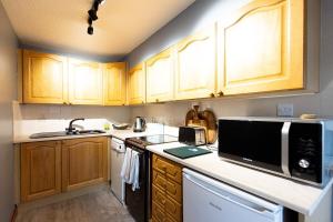 KATHERINES COURT - Spacious Apartment with Rolling Hill Views