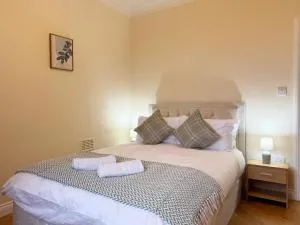 Kai's Place in Finchley - 3 Double Beds, Ideal for Families - 亨顿