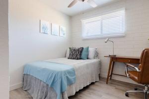 Spacious 2BR Condo, Steps to Downtown Gilbert, King Bed & Laundry