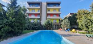 Gate 35 Airport Stay Pool Access Self Check-in 5 min from OTP AIRPORT