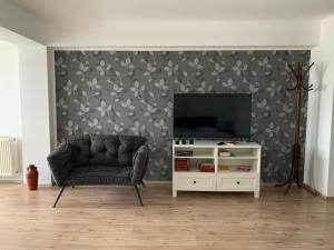 Gate 35 Airport Stay Pool Access Self Check-in 5 min from OTP AIRPORT