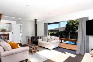 Modern Holiday Home with spa - great for families & dogs - Waitahanui