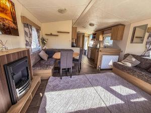 Homely Caravan At Kessingland Beach Holiday Park, Suffolk Ref 90040Bc