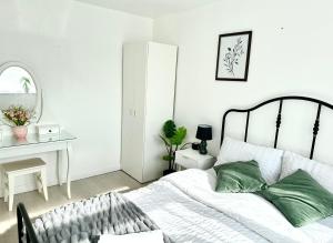 5 bedroom detached house sleeps 13 spacious Parking 5 mins driving to Bicester Village