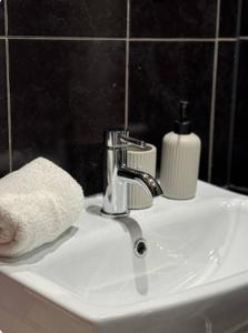 Room 5 Shared House in L6