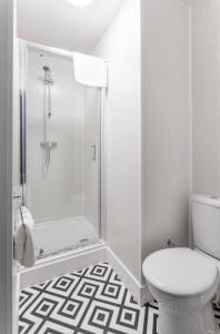 City Centre Studio 7 with Kitchenette, Free Wifi and Smart TV by Yoko Property