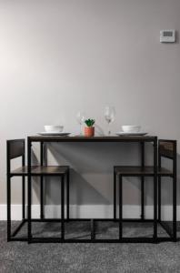 City Centre Studio 7 with Kitchenette, Free Wifi and Smart TV by Yoko Property