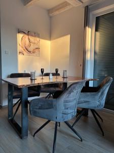 Wood&Stone - Modernes Haus in Seenähe am Tankumsee mit Terrasse, Outdoorküche, Kamin, Homeoffice Bereich & voll ausgestatteter Küche im Naherholungsgebiet