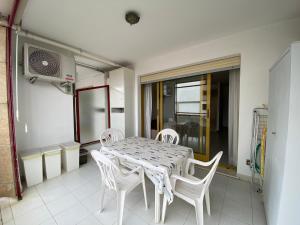 Monolocale con balcone, comodo al mare, posto auto privato