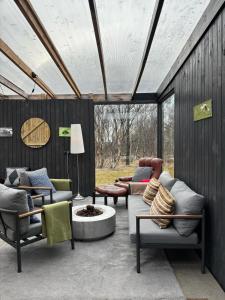 Eyja Mork - Stargazing Igloo with shared Hot Tub, BBQ and kitchen - B3