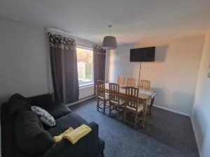 4BR Contractor Home in Blacon - Mollington