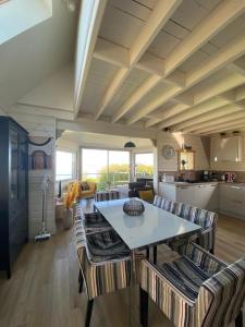 Maisons de vacances La vigie maison les pieds dans l-eau : Maison 3 Chambres