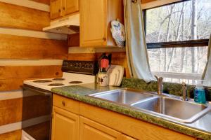 Private Hot Tub and Game Room Mountain Retreat!