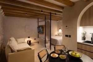 Old Town Olive Studio Apartment