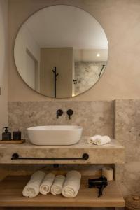 Old Town Olive Studio Apartment