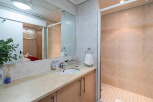 Self-Check-In, Restaurants, Cafes, Pubs, Work or Vacay