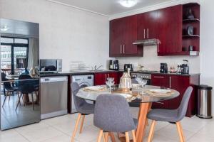 Self-Check-In, Restaurants, Cafes, Pubs, Work or Vacay