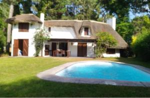 Cabaña con piscina en Punta del Este, barrio Pinares
