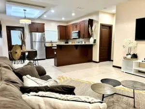 Modern & Cozy - 3 bed Apt with Prime Loc! - 雷诺萨