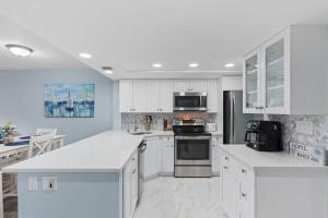 Luxury With Private Lanai Views and Close to the Pool