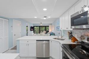 Luxury With Private Lanai Views and Close to the Pool