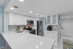 Luxury With Private Lanai Views and Close to the Pool