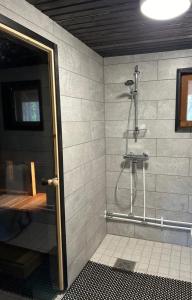 Viihtyisä mökki riekkojen mailla Hetassa