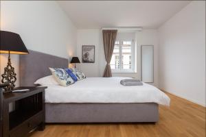 KAYA Zurich Apartment 3A - Downtown 2BR Apt with Balcony