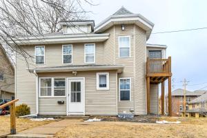 Walkable Location Welcoming Unit in Omaha