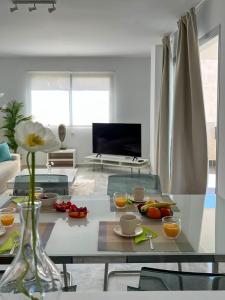 Apartment with Stunning Views, Pool, Gym, and Parking