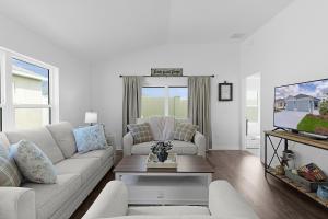 Cozy Family Stay- Queen-Double-Twins Bed- Full Kitchen-Netflix-Golf Cart-WiFi