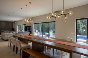 Villa Kiin Ha - Luxurious 5-BR Villa with Swim-Up Pool