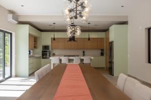 Villa Kiin Ha - Luxurious 5-BR Villa with Swim-Up Pool