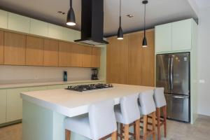 Villa Kiin Ha - Luxurious 5-BR Villa with Swim-Up Pool