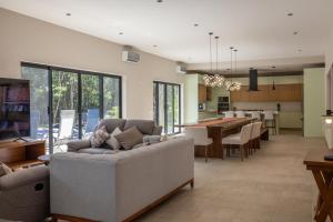 Villa Kiin Ha - Luxurious 5-BR Villa with Swim-Up Pool