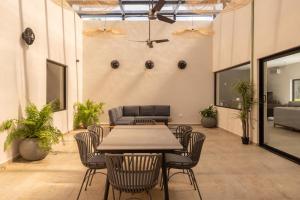 Villa Kiin Ha - Luxurious 5-BR Villa with Swim-Up Pool