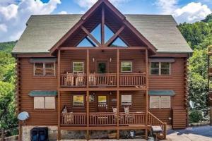 Mountain 7BR Cabin - Pet-friendly, Hot Tub, Pool, and Views