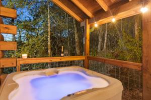 Smokies Couple Getaway by Ghosal Lodging