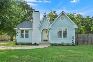 Whimsical Bluebird Cottage Hot Tub Patio Pet Friendly Central Location - Bryan