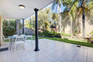 Sunny Somerset 2B located opp Byron Bay markets